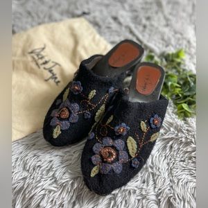 Dick & Jayne black knit embroidered floral clogs size 7